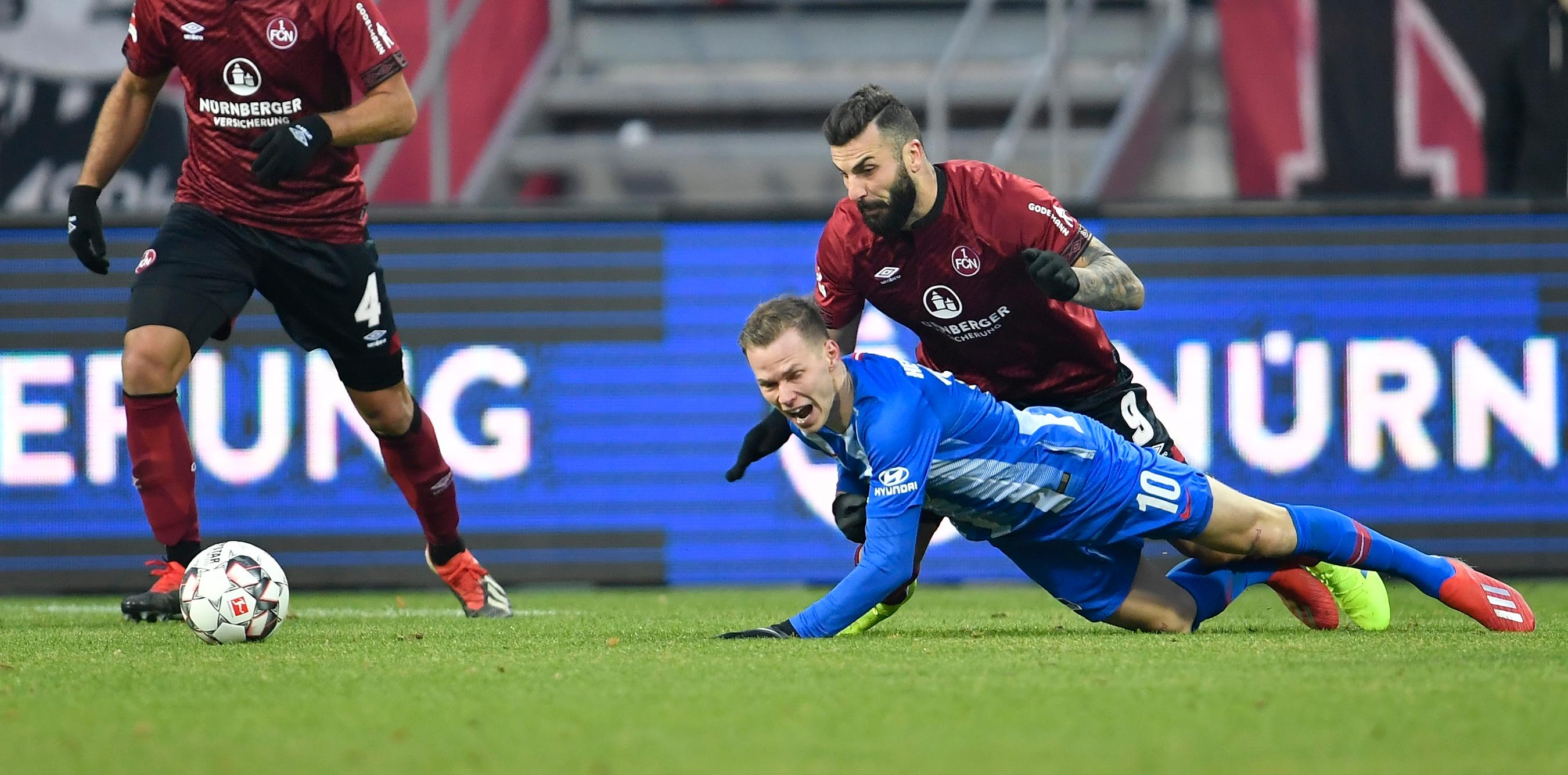 ... rennt hinterher, auch Mikael Ishak kommt nicht entscheidend zur Geltung. Als der Ex-Nürnberger Niklas Stark im Strafraum die Kugel an den Arm bekommt, fordern die Heimfans Strafstoß - die Pfeife von Referee Guido Winkmann bleibt aber stumm.