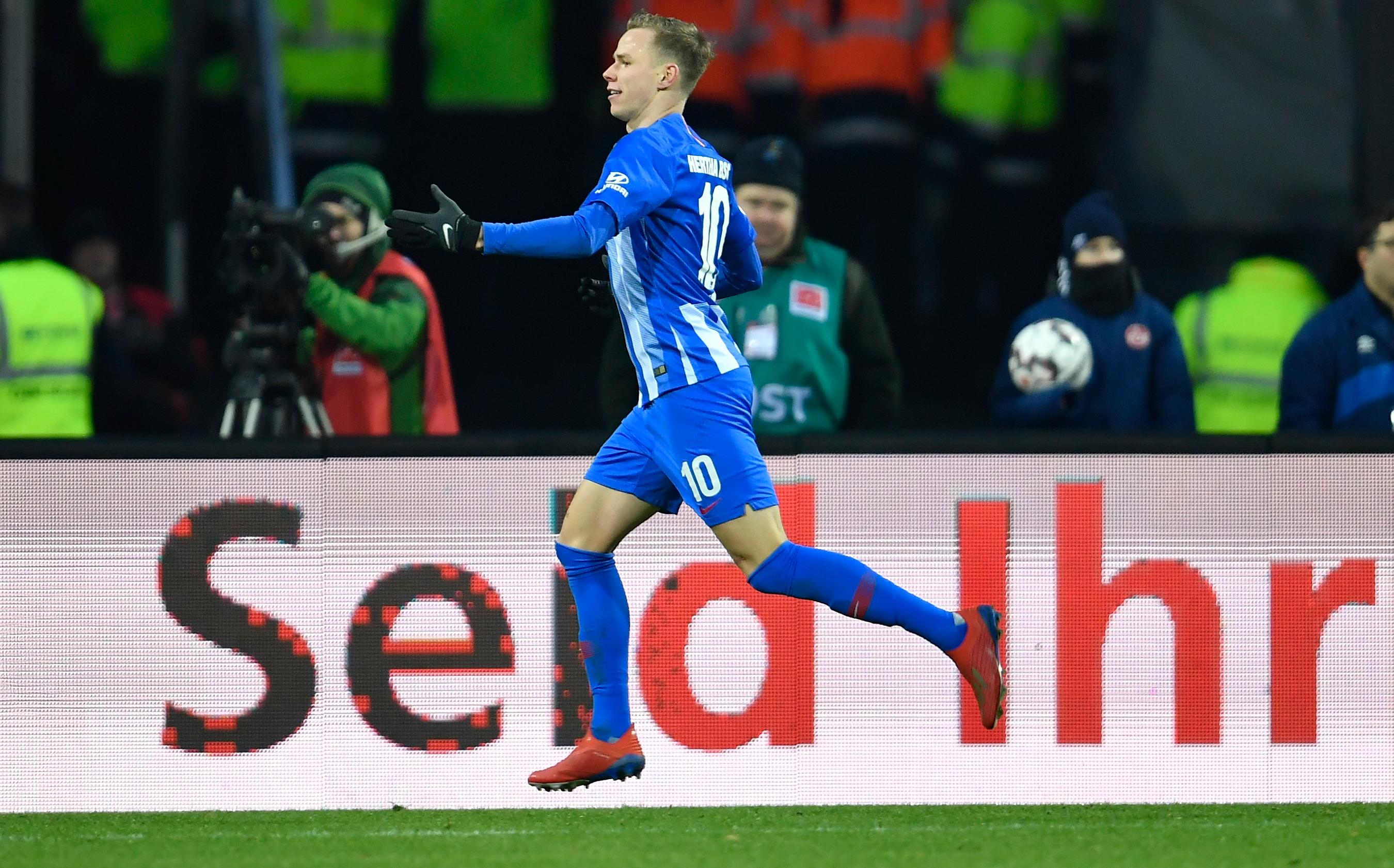 Während der FCN vorne harmlos bleibt, muss Keeper Christian Mathenia in der 70. Minute zum dritten Mal an diesem Nachmittag den Ball aus dem Netz holen. Wieder ist es Duda, der für Berlin trifft.