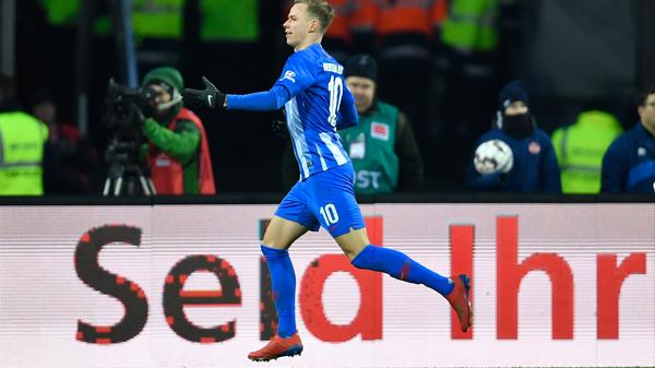 Während der FCN vorne harmlos bleibt, muss Keeper Christian Mathenia in der 70. Minute zum dritten Mal an diesem Nachmittag den Ball aus dem Netz holen. Wieder ist es Duda, der für Berlin trifft.