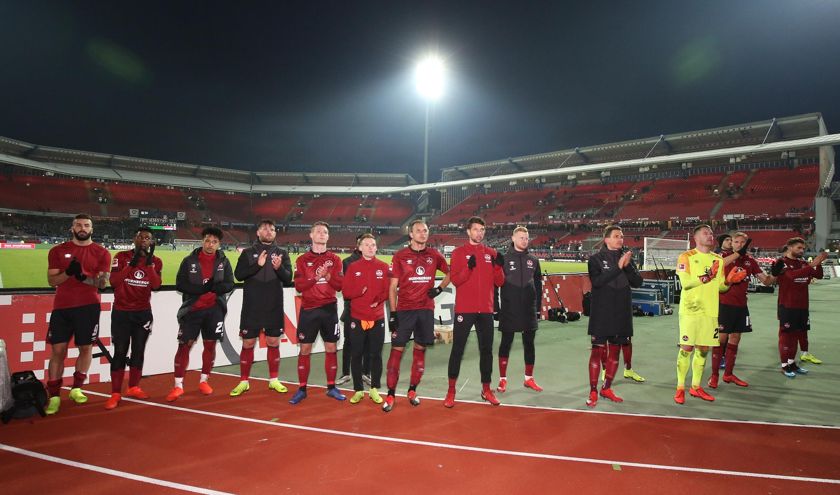 ... nach Abpfiff bei den Fans für ihre Unterstützung bedanken.