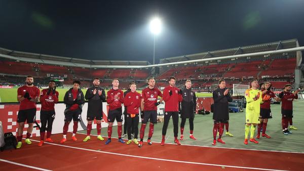 ... nach Abpfiff bei den Fans für ihre Unterstützung bedanken.