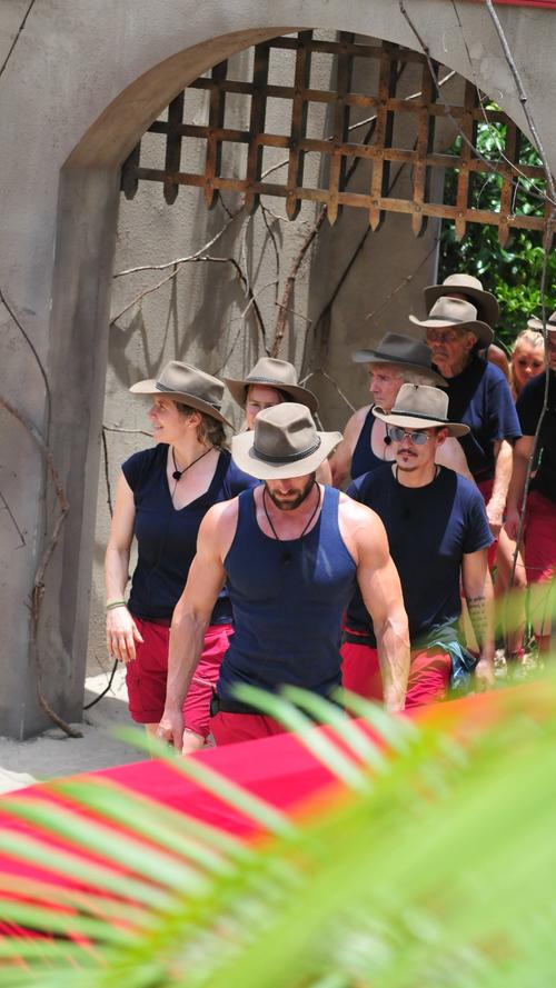 Überraschung: Gleich alle zehn verbliebenen Camper müssen - nein - DÜRFEN an Tag 10 zur Dschungelprüfung antreten. Es wartet: Das "Dschungelkollosseum".