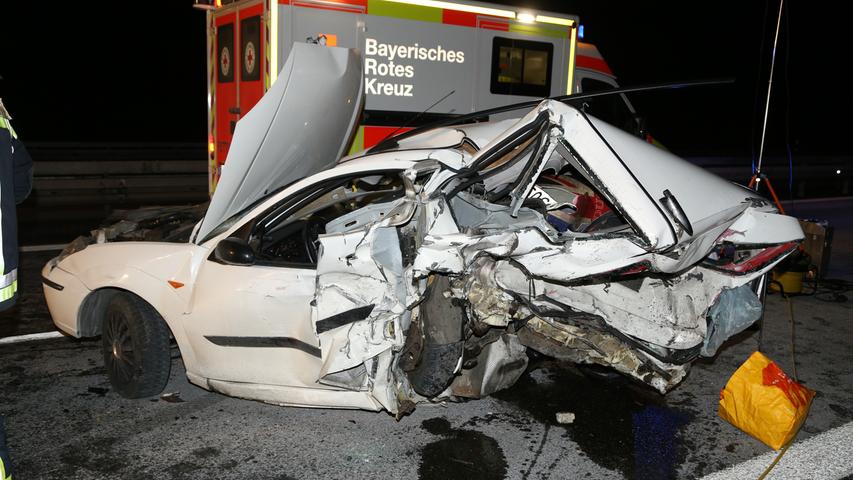 Mit stehendem Auto kollidiert: 44-Jähriger stirbt auf A93