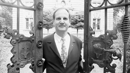 Öffnet Türen in kritischen Situationen: Der Allgemeinarzt Dr. Roland Hanke kümmert sich um Schwerkranke. Öffnet Türen in kritischen Situationen: Der Allgemeinarzt Dr. Roland Hanke kümmert sich um Schwerkranke.