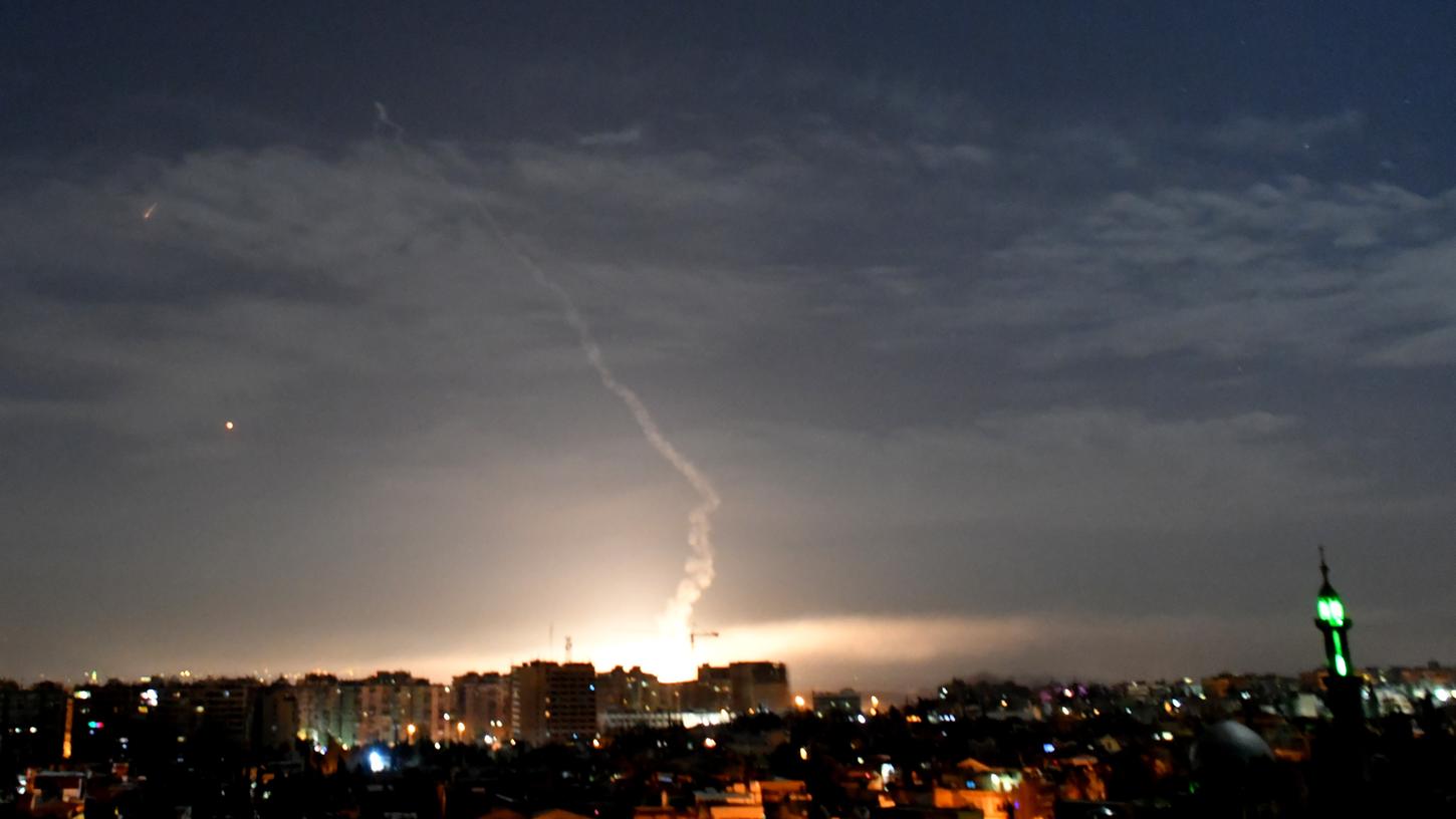 Syrische Luftabwehr am Himmel über Damaskus. Israels Armee hat in einem seltenen Schritt Angriffe auf iranische Ziele im benachbarten Syrien eingeräumt.