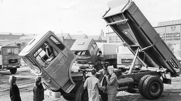 Auch die in Nürnberg ansässige Firma MAN präsentierte immer wieder ihre Produktpalette in der Noris. Hier ist die im Jahr 1967 nagelneue Generation Frontlenker-Lkw der Nürnberger Marke ausgestellt. Im Gegensatz zu Hauben-Lkw konnte das Fahrerhaus für Wartungs- und Reparaturarbeiten nach vorn gekippt werden - damals noch ein Novum. Mehr über Nürnberg als Standort der Lkw-Industrie lesen Sie hier.