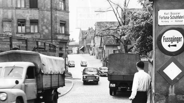 Auch in Mögeldorf war 1958 schon viel Verkehr, in der Bildmitte rumpelt ein Opel-Blitz-Lastwagen über das Pflaster.