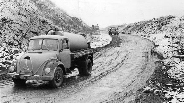 Und wo landete der ganze Müll? Klar, auf der Mülldeponie. Dieses Bild zeigt den Müllplatz an der Bauernfeindstraße, der 1962 geschlossen wurde. Auf den Müllberg hinauf führte damals eine Schlammpiste, über die sich hier zwei Rundhauber von Magirus-Deutz quälen.