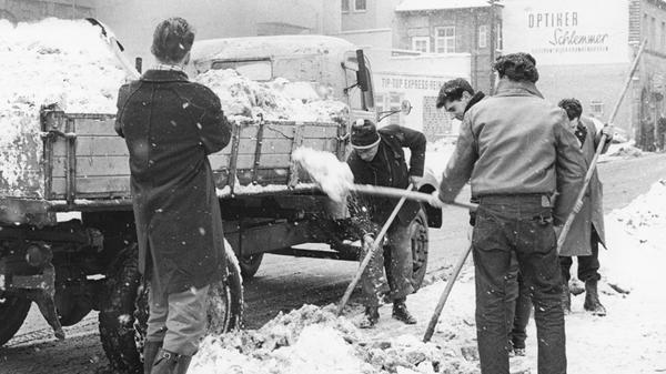 Ein bisschen mehr Hitze wäre diesen Herren wahrscheinlich ganz recht gewesen: Im Februar 1963 musste in der Altstadt kräftig geschaufelt werden, um Eis und Schnee wieder loszuwerden, so wie hier in der Karl-Grillenberger-Straße. Bilder von den härtesten Wintern in Nürnberg haben wir hier zusammengestellt.