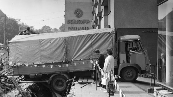 Etwas zu schwer für den hölzernen Steg über eine Baugrube am Westtorgraben war dieser Pritschen-Lkw der Marke Magirus-Deutz - die es heute schon lange nicht mehr gibt. Mehr Bilder von den "Großen Sieben" Nutzfahrzeugherstellern aus Deutschland, zu denen neben Magirus-Deutz auch Büssing und Henschel gehörten, finden Sie hier.