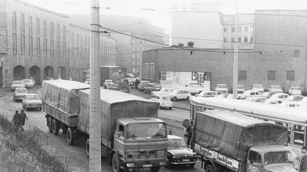Vor dem Paketpostamt (links im Bild) war im Januar 1966 eine Menge los: Den engen Straßenraum mussten sich die Autofahrer mit schweren Lkw teilen.