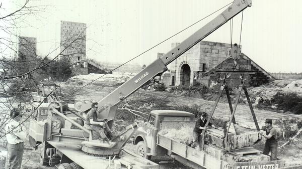 1966 brachte eine Sprengladung am Nürnberger Märzfeld einen Turm zu Fall. Ein schwerer Autokran hob die Trümmer auf Lastwagen.