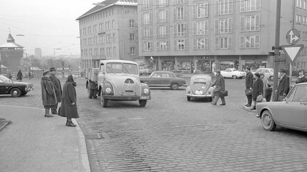 Wo noch Lichtsignale fehlen, verwickelt sich häufig der Fahrzeugstrom. So lautete die Erkenntnis im Jahr 1965 bezüglich der Verkehrsführung am Tiergärtnertor. Zum Straßenbild gehörten damals auch noch die Rundhauben-Lastwagen von Magirus-Deutz, die heute begehrte Sammlerstücke sind.