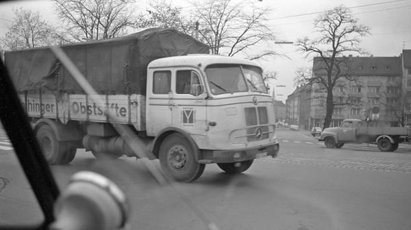 Obstsäfte transportierte dieser schwere Lastwagen von Mercedes-Benz, der im November 1966 bei der zügigen Überquerung einer Kreuzung abgelichtet wurde.