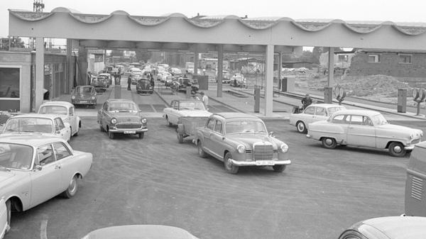 Lebhaft ging es 1966 auf dem neuen Gelände des TÜV in der Großreuther Edisonstraße zu. Links im Bild: Die drei Prüfgassen für Pkw, rechts die für Lastwagen. Der Ponton-Mercedes in der Bildmitte scheint die Prüfung erfolgreich absolviert zu haben.