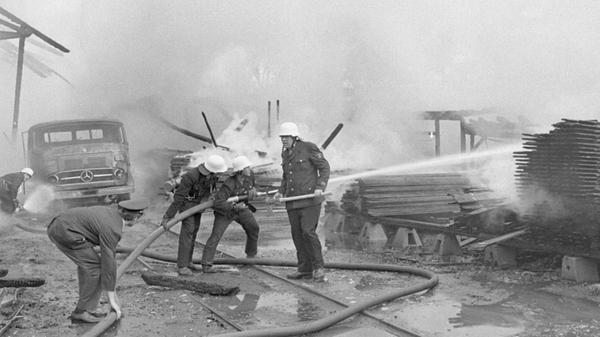 Zu einem Großbrand kam es im Juni 1968 in einer Holzhandlung an der Äußeren Bayreuther Straße. Im Hintergrund ist ein ausgebrannter Lkw der Marke Mercedes-Benz zu sehen.