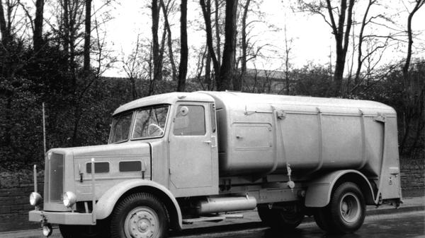 Im Fuhrpark des Nürnberger Stadtreinigungsamtes befand sich bis in die 1960er-Jahre eine stattliche Anzahl an FAUN-Lastwagen so wie dieses Müllauto. Auch die Firma FAUN war einst in Nürnberg ansässig. Mehr über Nürnberg als Standort der Lkw-Industrie lesen Sie hier.