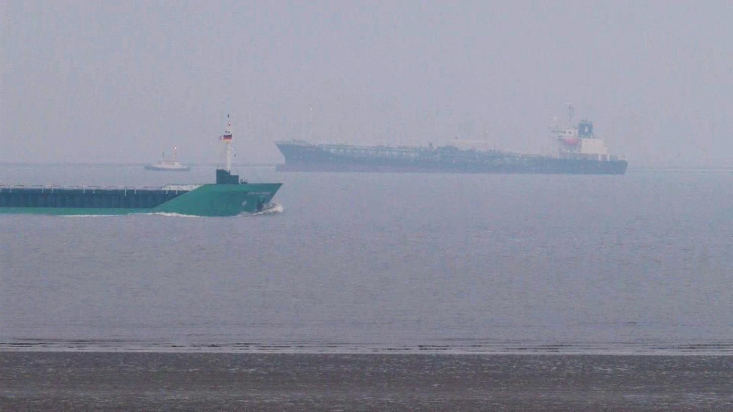 Ein mit 9000 Tonnen Gefahrgut beladener Tanker ist in der Nacht zum 21. Januar in der Elbe vor Cuxhaven auf Grund gelaufen.