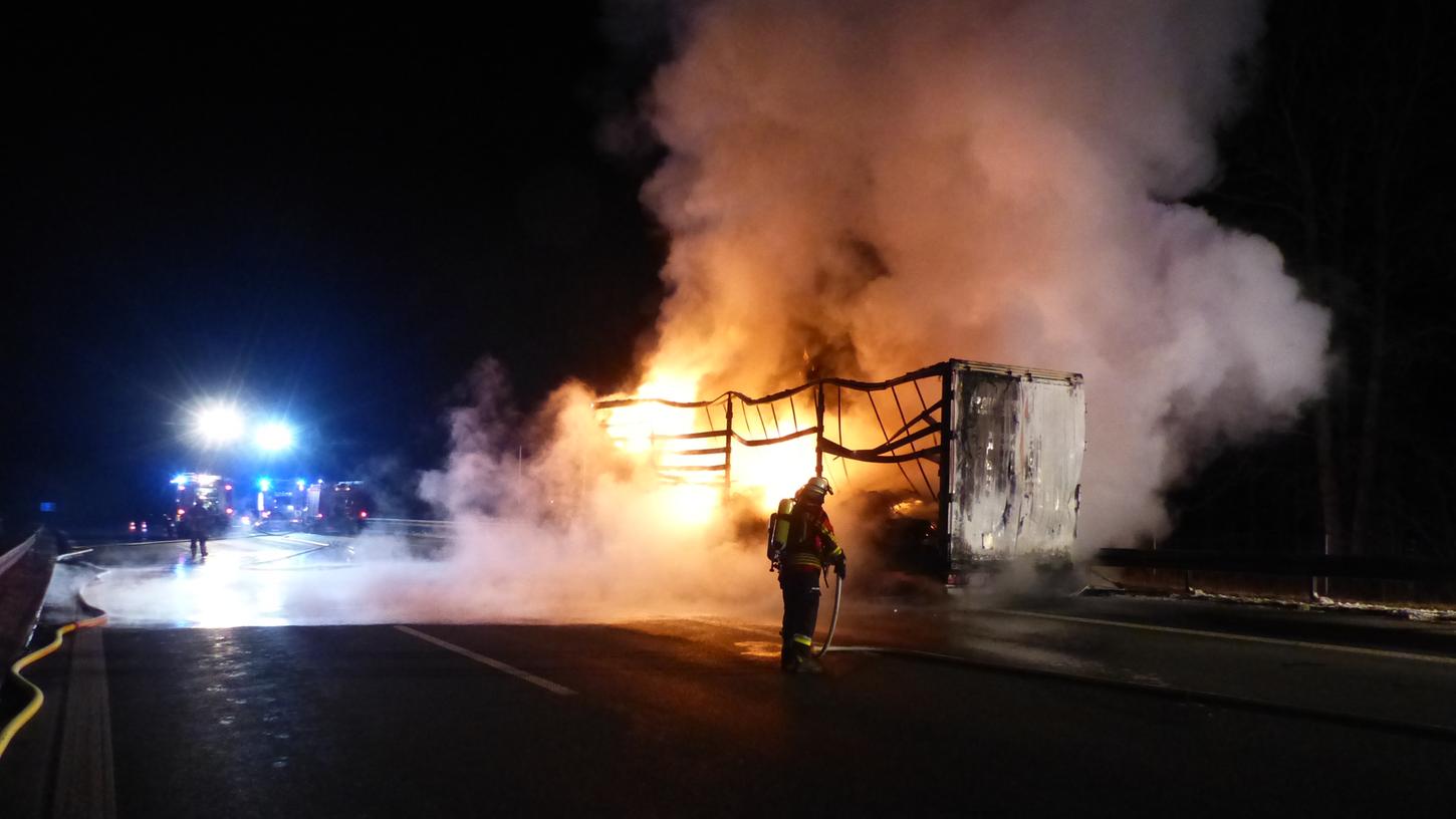 Lkw-Anhänger in Flammen: A9 bei Trockau stundenlang gesperrt