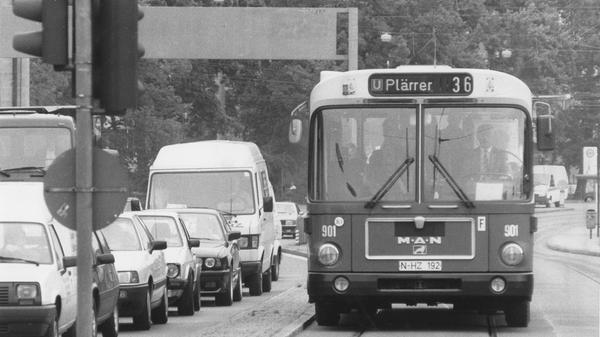 Freie Fahrt für Busse hieß es Ende der 1980er-Jahre auch zwischen Hallertor und Plärrer. Hier ist ein Bus der ersten Generation des sogenannten "Standardbusses" in der Stadt unterwegs. Die Hersteller MAN (im Bild), Mercedes-Benz, Magirus-Deutz und Büssing boten damals weitgehend vereinheitlichte Modelle für kommunale Fuhrparks an.