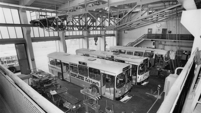 Der "Standardbus" gehörte auch in Nürnberg fest zum Straßenbild. Hier ein Blick in die Bus-Werkstatt der VAG in der Nopitschstraße aus dem Jahr 1982.