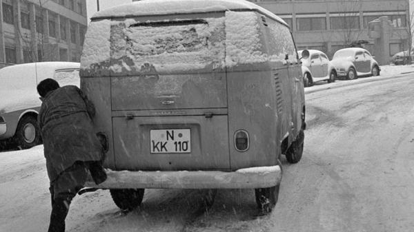 Wer sein Auto (oder auch seinen VW T1) liebt, der schiebt. Das galt auch schon im Dezember 1967, als ohne Winterreifen nicht mehr viel ging.