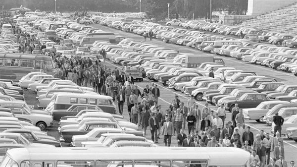 Überfüllt waren die Parkplätze auf dem Zeppelinfeld im September 1967. Der Grund: 100.000 Menschen wollten ein Fußballspiel sehen, gleichzeitig fand das Herbstvolksfest statt.
