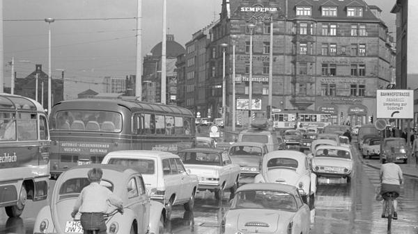 Diese Art Fotos nennt man zu Recht ein Wimmelbild: Historische Straßenszene zwischen Plärrer und Steinbühler Straße aus dem Jahr 1966. Hier ist neben VW, Opel und Ford ein rares Goggomobil Coupé (vorne rechts) zu sehen.