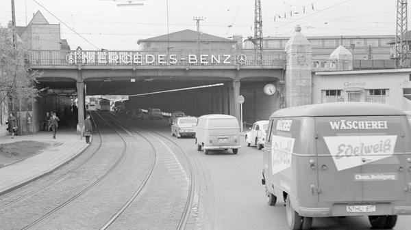 Damit sich Eisenbahn und Autoverkehr nicht in die Quere kamen, wurden Unterführungen gebaut - so wie hier der Allersberger Tunnel. Mehr Bilder zum Nürnberger Hauptbahnhof im Wandel der Zeit finden Sie hier. Den Vordergrund dieser Straßenszene dominieren Kleintransporter wie ein VW "Bulli" (Mitte) und ein Mercedes-Benz L319 (rechts).