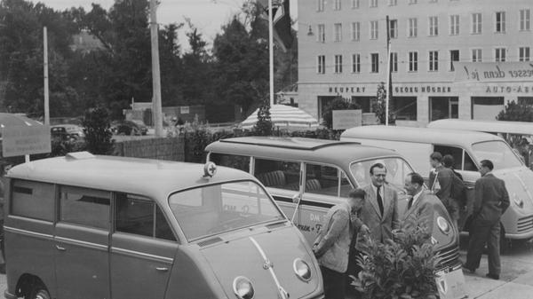 August 1951: Mit 10 Fahrzeugen stellte die Auto-Union in Nürnberg ihre Produktpalette vor. Eine Parade der sogenannten "Schnelllaster" als Pritschen- und Kastenwagen sowie Kleinbus und Spezialfahrzeug.