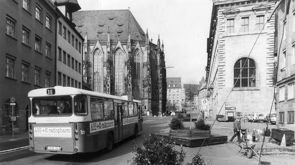 Der Rathausplatz Ende der 1980er-Jahre: Nur Bussen und Polizeifahrzeugen war hier die Durchfahrt gestattet.