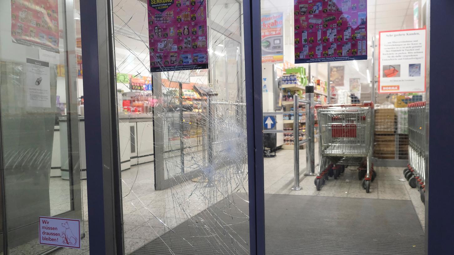 Neumarkt: Diebe brechen Supermarkt-Tür mit Baustütze auf