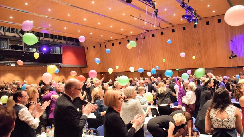 Der Abschluss eines langen und unterhaltsamen ersten Prunksitzung: Luftballons schweben von der Decke und werden vom Publikum im Saal verteilt.