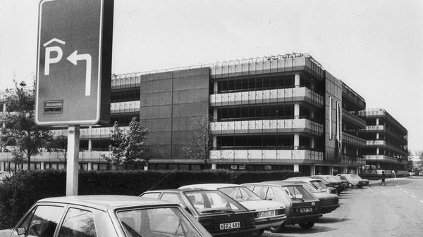 Ende der 1980er-Jahre wurde dieses Parkhaus am Nürnberger Flughafen eröffnet. Es hatte 1000 PKW-Plätze und verfügte als erstes Parkhaus in Deutschland über eine Ultraschall-Einzelplatzkontrolle. Mehr Bilder aus der Geschichte des Nürnberger Flughafens seit 1955 haben wir hier zusammengestellt. Ganz vorne im Bild: Mit dem VW Golf der ersten Generation eines der Lieblingsautos der Deutschen.
