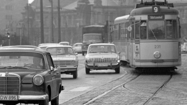 Auch in den 1960er-Jahren waren die Straßen (hier vor dem Hauptbahnhof) schon voll. Hier treffen ein Mercedes-Benz der Baureihe 110 (liebevoll "kleine Heckflosse" genannt), ein Opel Kadett und ein Ford Taunus 17m auf eine Straßenbahn, die auf dieser Strecke heute allerdings nicht mehr fährt. Eine Galerie mit den kultigsten Oldtimern finden Sie hier.