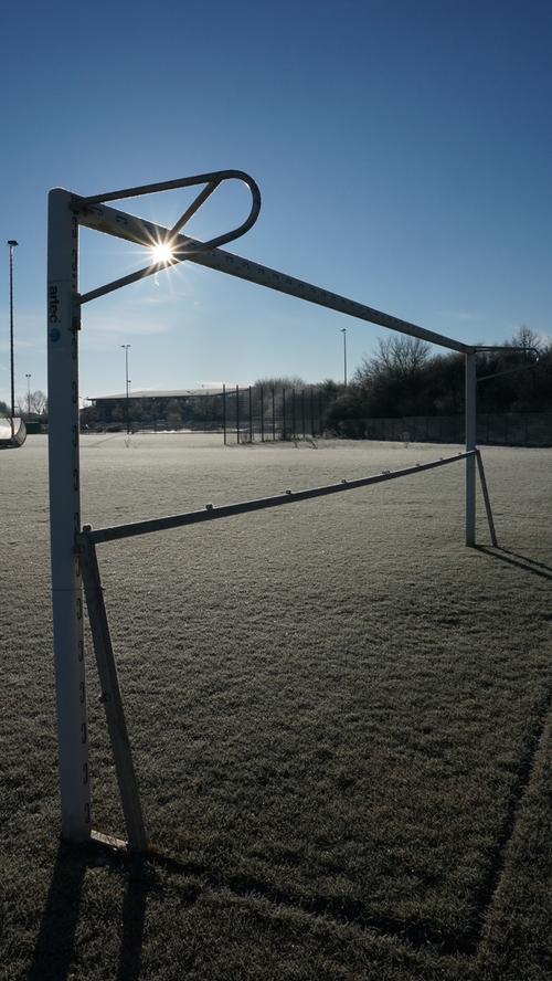 Raureif bedeckt das Fußballfeld neben der Hohenzollernhalle in Heilsbronn.