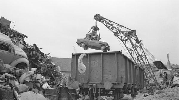 Nicht jedes alte Auto endet als gehätschelter Oldtimer in Sammlerhand: Dieses Foto aus dem Jahre 1964 zeigt die Verschrottung alter Autos und ihre Verladung auf einen Bahnwaggon.