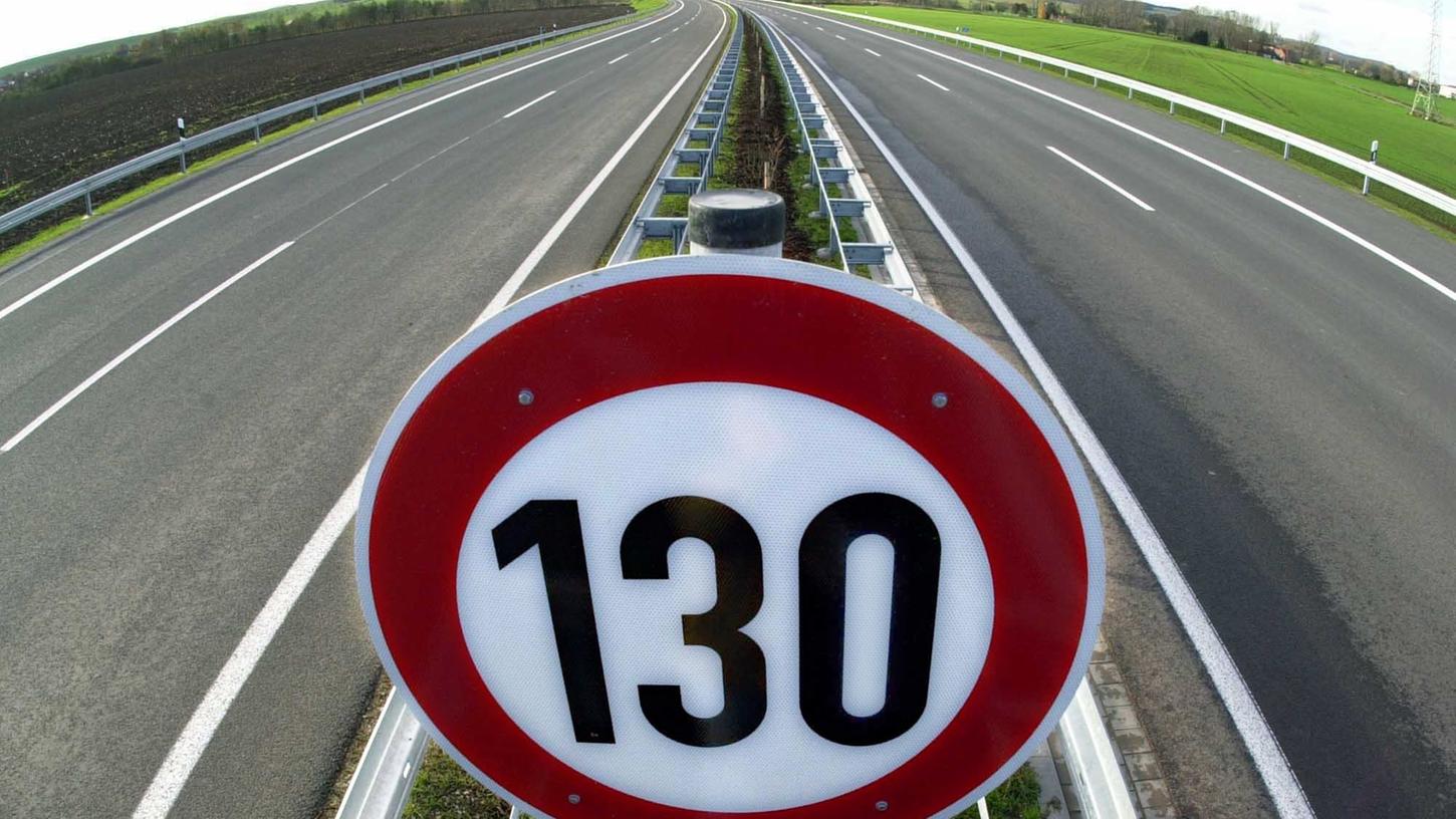 Tempolimit von 130 Stundenkilometern auf deutschen Autobahnen? Die Bundesregierung möchte sich vorerst nicht festlegen, wie sie zu dem Vorschlag steht.
