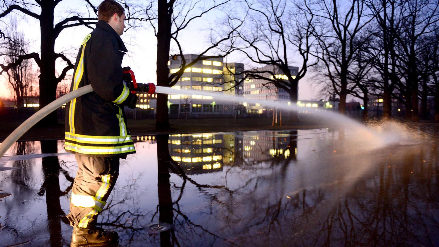 Feuerwehr spritzt Eisflächen in Fürth