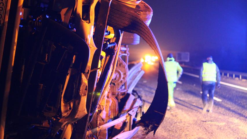 Vollsperrung und Unfälle auf der A81: Lkw verliert über 26 Tonnen Getreide