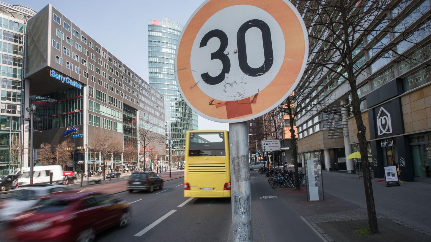 Die Gewerkschaft der Polizei (GdP) fordert Tempo 30 als Regelgeschwindigkeit in Ortschaften, weil die Zahl der Verkehrstoten seit Jahren kaum noch sinkt.