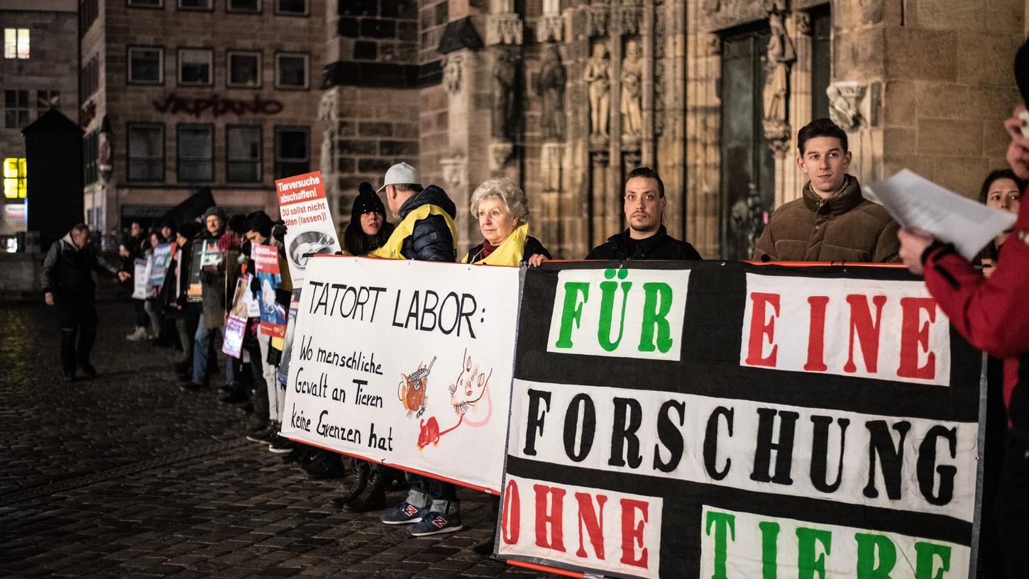 Mitglieder der Tierbefreiungsgruppe "Liberation Nürnberg"  wollten mit ihrer Aktion am Montagabend Passanten zum Nachdenken über Tierversuche anregen.