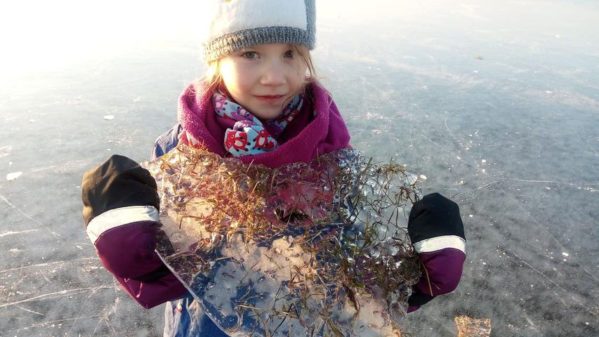 Ein "herziges" Stück Eis hat Selma auf den zugefrorenen Wiesen bei Unterasbach gefunden.