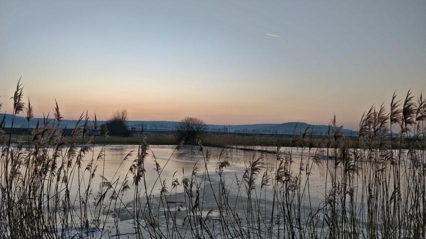 Väterchen Frost und die Sonne malen schöne Landschaftsbilder, wie hier zwischen Ehlheim und Trommetsheim.