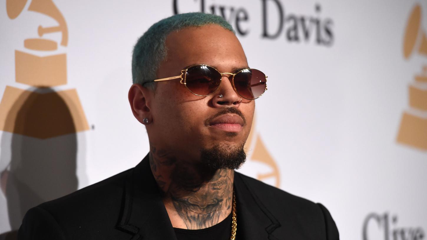 Nicht das erste Mal, dass Chris Brown Ärger mit der Justiz hat. 2009 wurde er zu einer Bewährungsstrafe und Sozialstunden verurteilt, weil er seine damalige Freundin, die Sängerin Rihanna, angegriffen hatte.