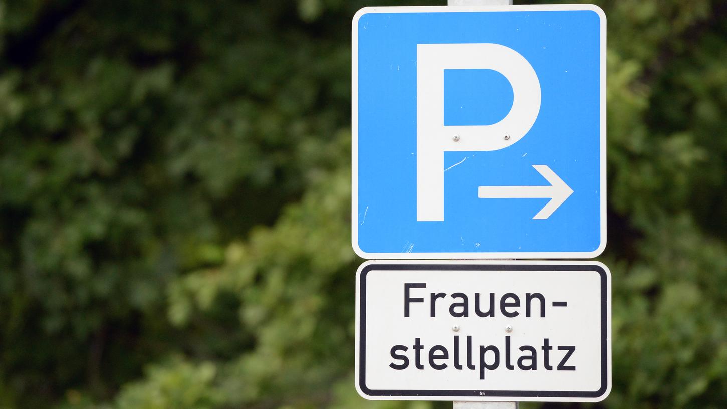 Sind Parkplätze für Frauen diskriminierend - für sowohl Männer als auch Frauen selbst? Mit dieser Frage befasste sich das Verwaltungsgericht München.