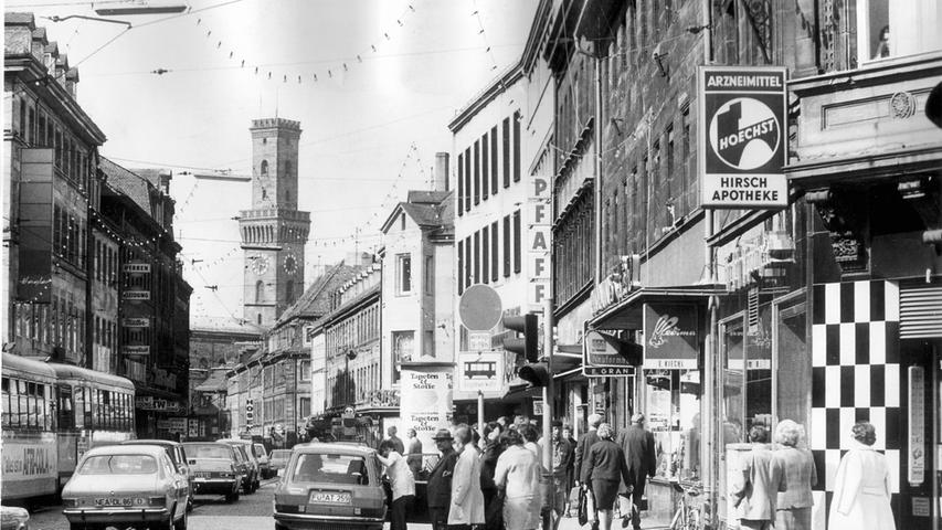 In den 70er Jahren fasste man auch in Fürth den Plan, eine Fußgängerzone zu schaffen: "zur Entfaltung urbanen Lebens" und zum ungestörten Einkaufen, wie die "Arbeitsgruppe Fußgängerzone" 1975 betonte.