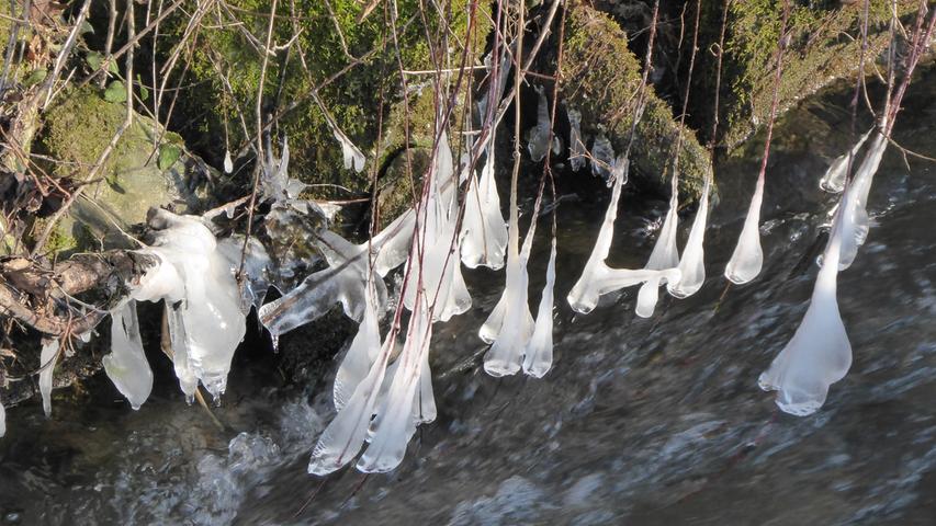 Wie an Fäden gezogen schweben die Eiszapfen über dem kleinen Bach in Forchheim-Reuth.