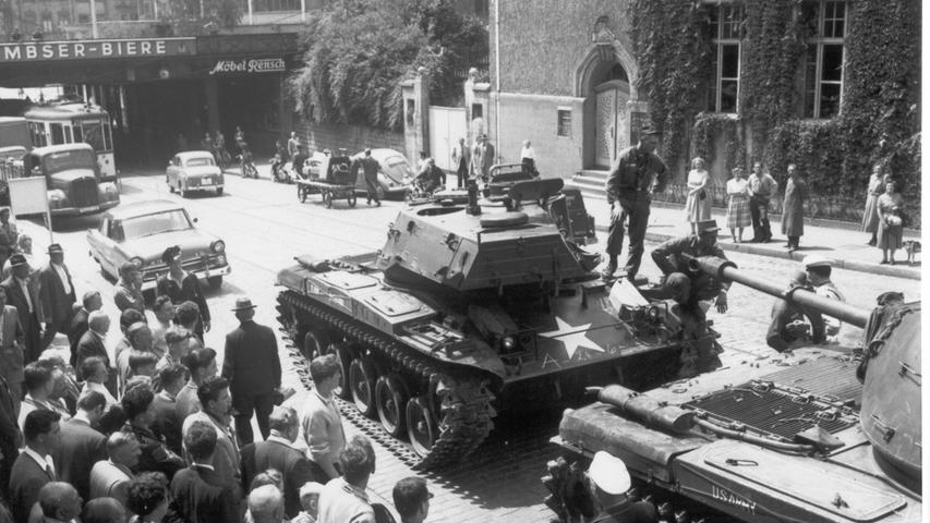 Amerikanische Panzer vor der Bahnunterführung in der Schwabacher Straße im Jahr 1962.