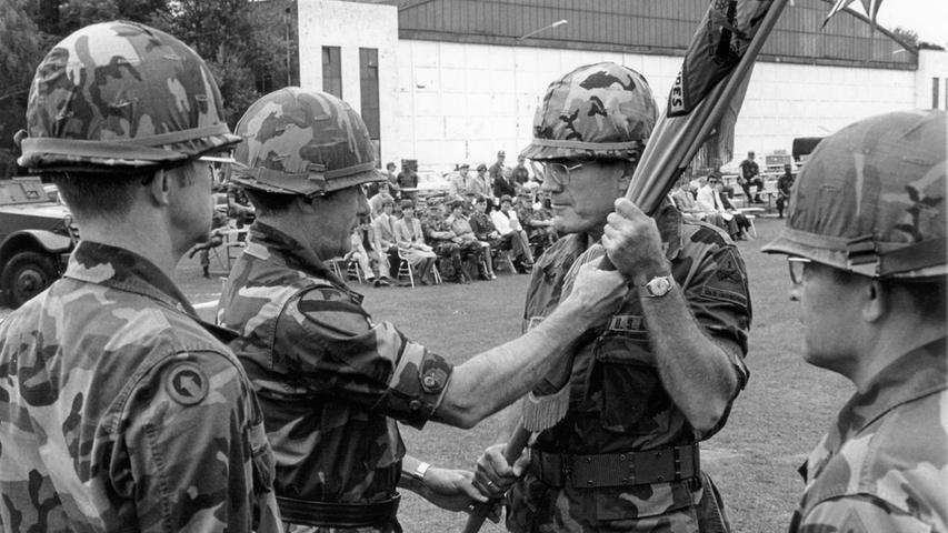 1990: Truppenabzug aus den Monteith Barracks in Atzenhof.